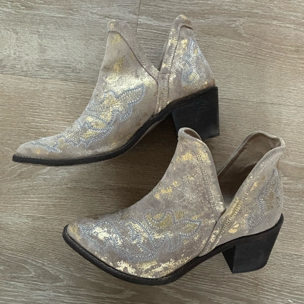 Corral Women's Cowhide Gold Print Boots size 10 style Q0308